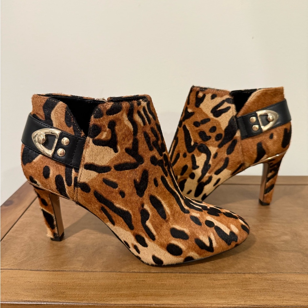 Vince Camuto Lexcia Leopard Print Cow Hair Ankle Boots Size 7
